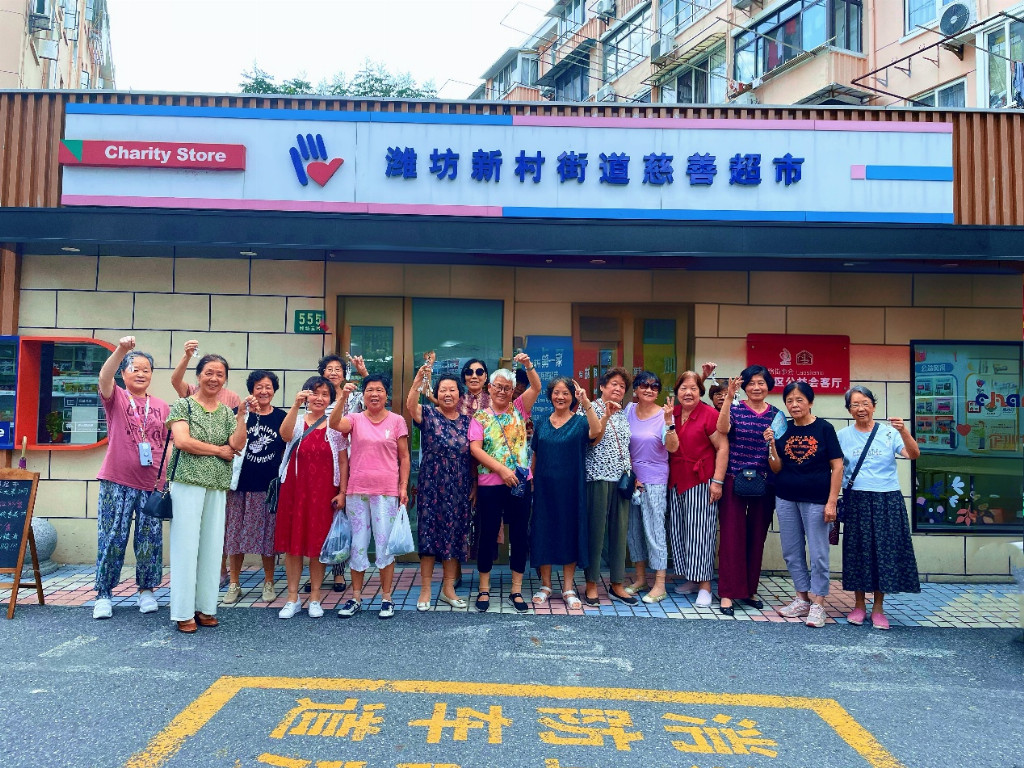 浦东潍坊五村“巧手织爱”编织队：一针一线织出温暖社区