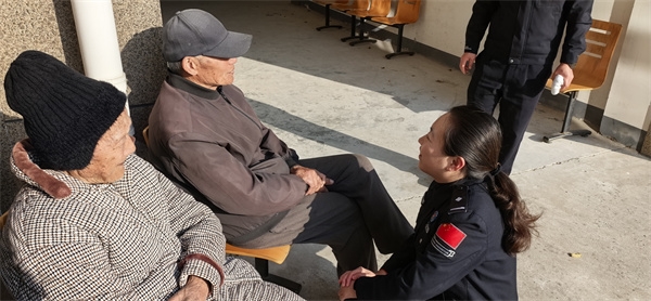 两地边检民警志愿者联手为福利院老人送温暖