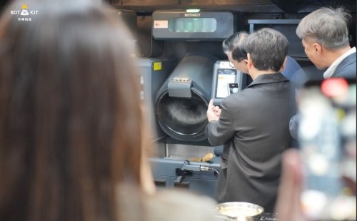 深港共筑智慧餐饮新篇章：AI数字厨房引领可持续发展潮流