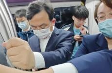 王传福坐地铁参加北京车展 网友称赞：这个